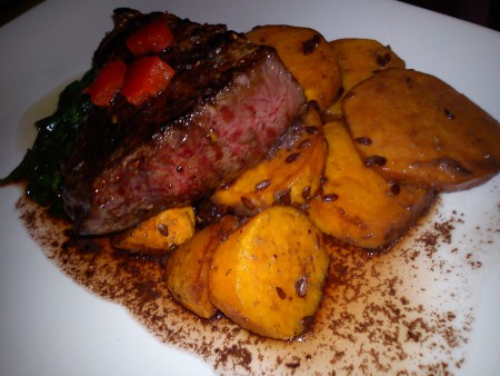 Pfeffer hovězí Steak, Pečené batáty, Baby špenát